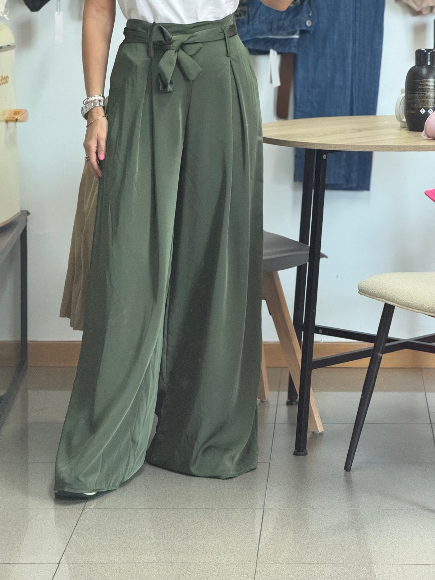 Pantalón verde satinado