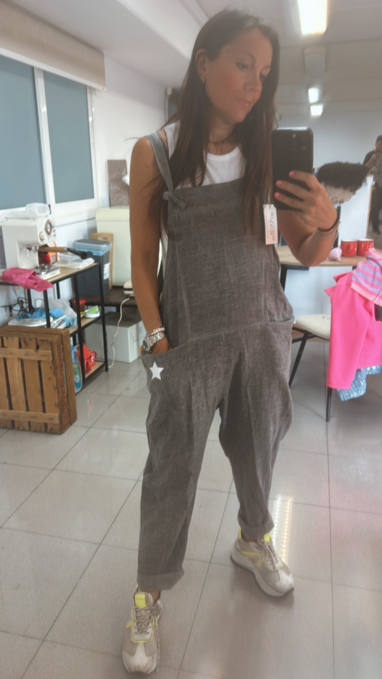 Mono gris desgastado con la A