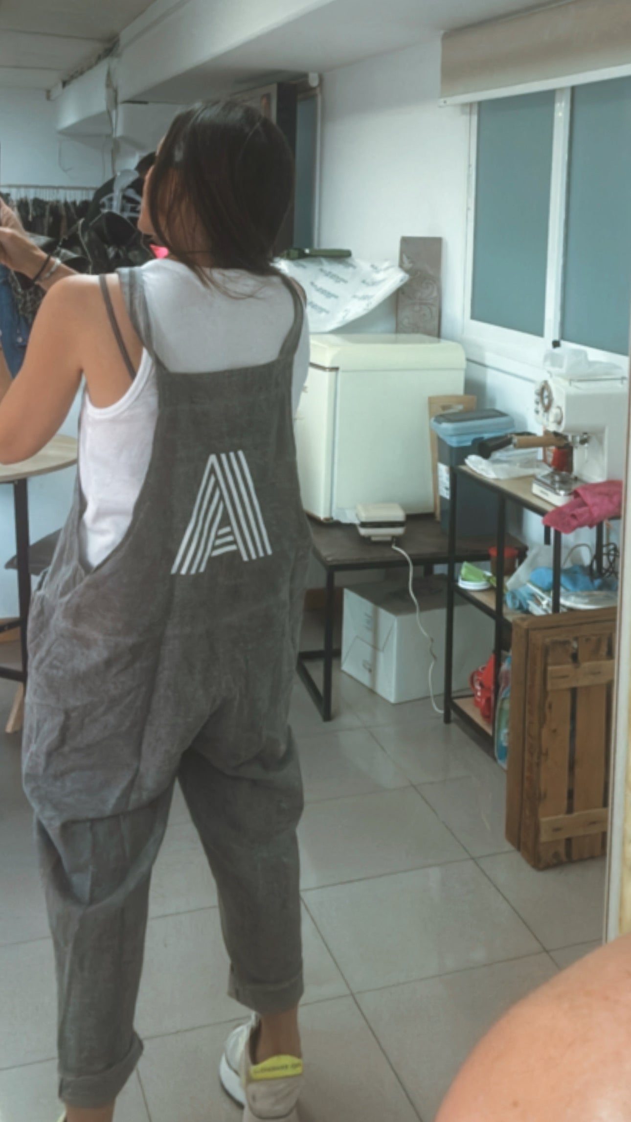 Mono gris desgastado con la A