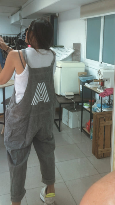 Mono gris desgastado con la A